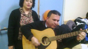 Esteban y Yany con la guitarra